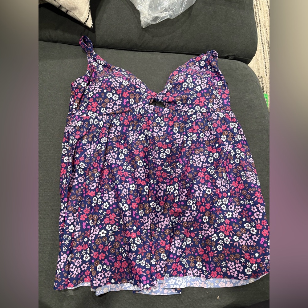 Torrid Wire-Free Twist Front Tankini - Picture 3 of 6